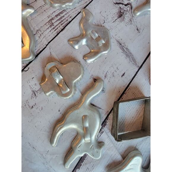 Group Of 12 Vintage Cookie Cutters Aluminum Metal Crafting Cutters - Picture 4 of 8